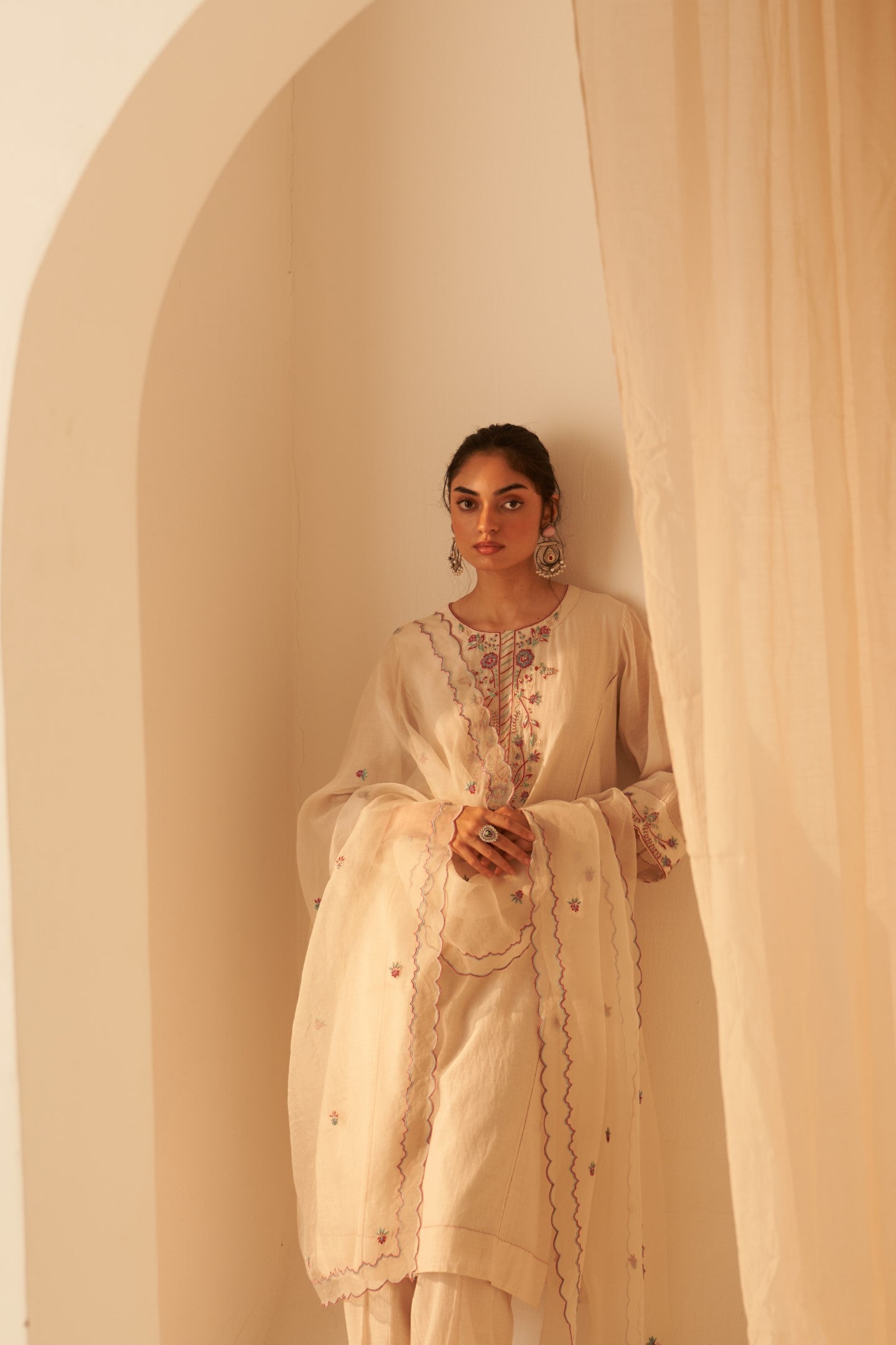 Ivory chanderi embroidered kurta paired with pant & organza dupatta