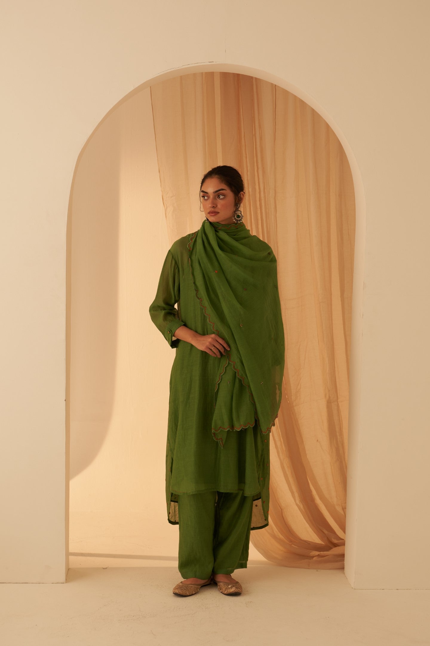 Green chanderi cross taanka emdroidered kurta paired with cotton slip, pant & chanderi dupatta