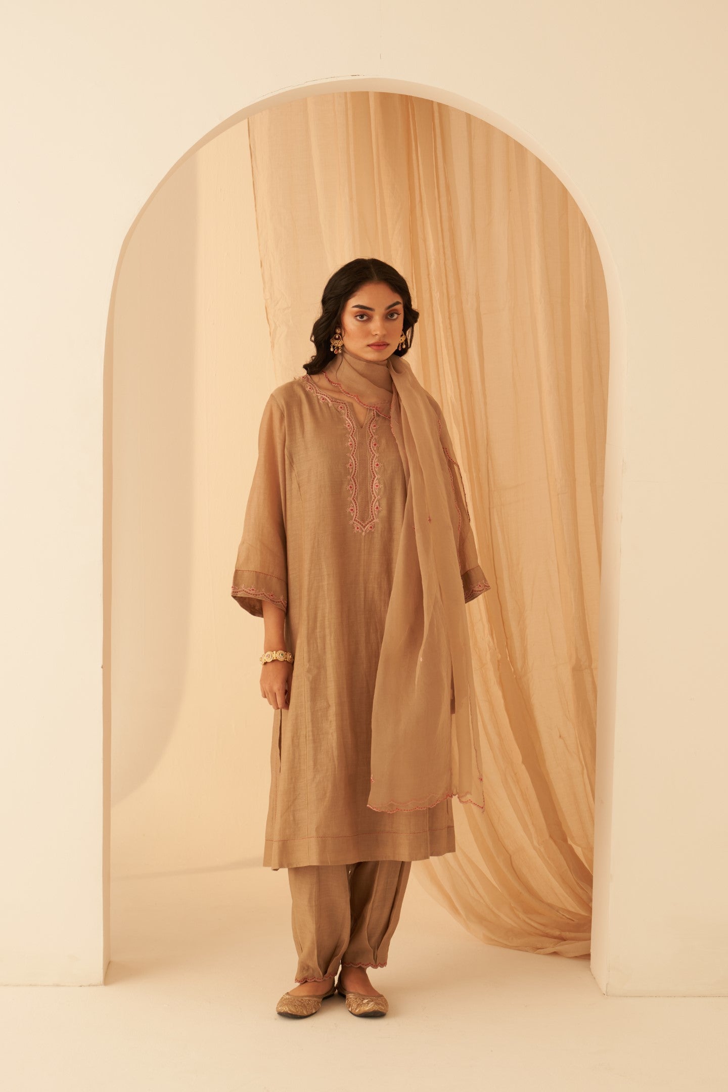 Champagne Chanderi thread embroidered kurta paired with pant & organza dupatta