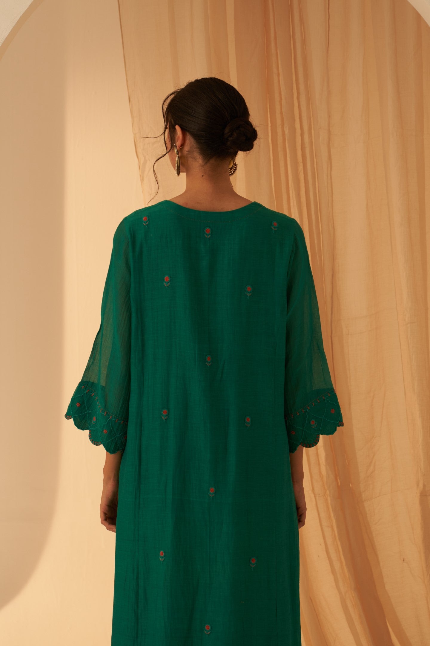 Rama green chanderi floral buti embroidered kurta paired with pant & organza dupatta