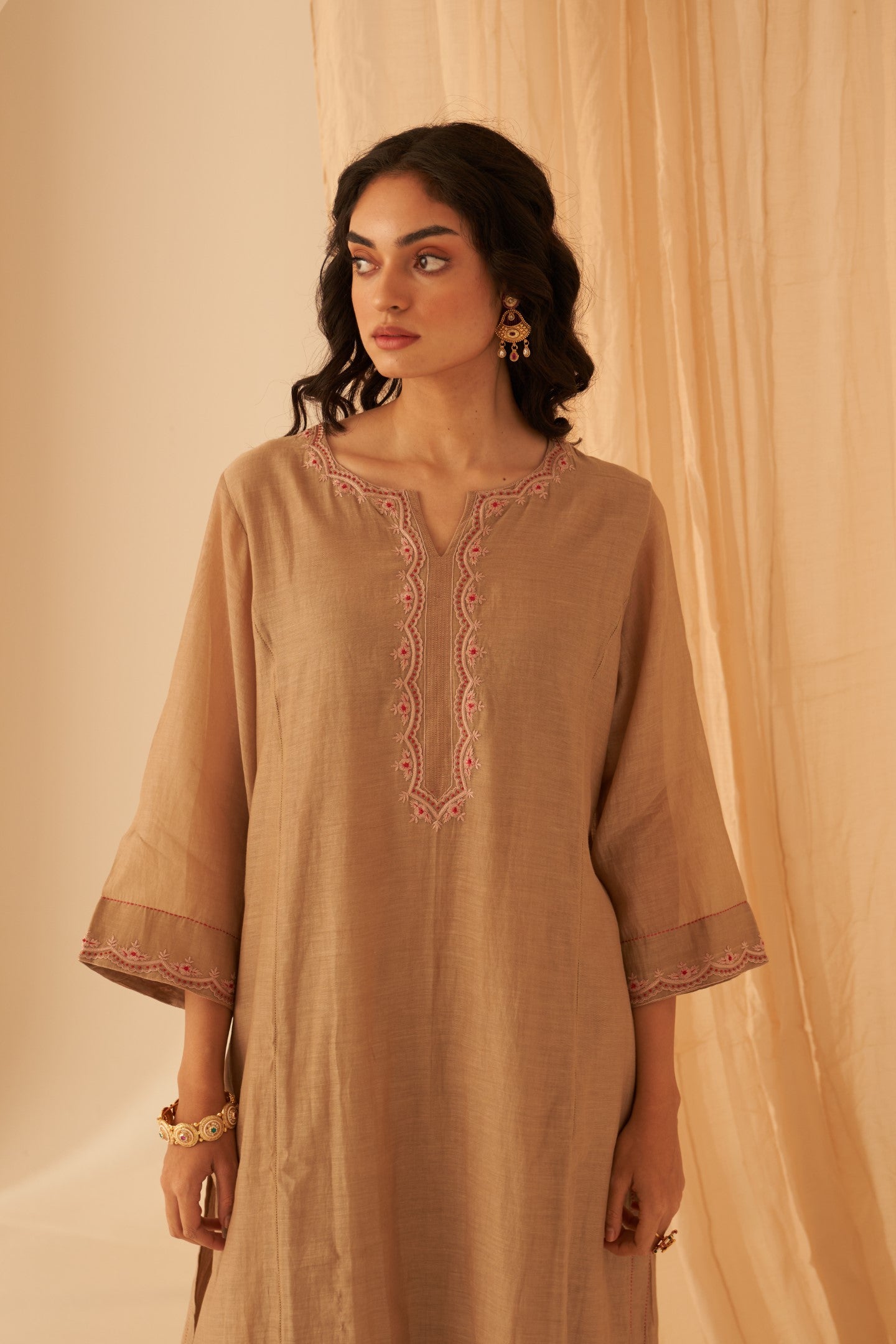 Champagne Chanderi thread embroidered kurta paired with pant & organza dupatta