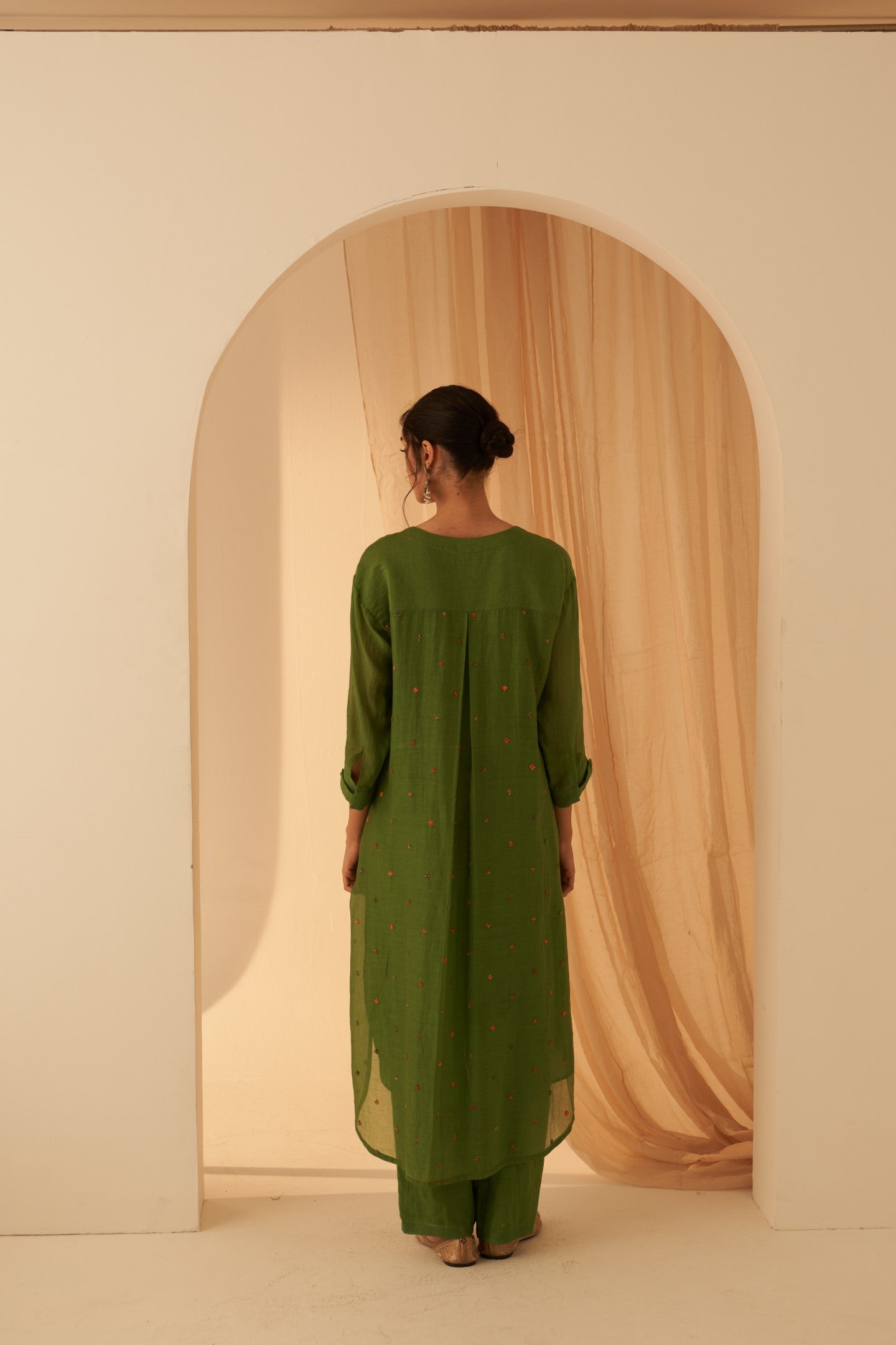 Green chanderi cross taanka emdroidered kurta paired with cotton slip, pant & chanderi dupatta