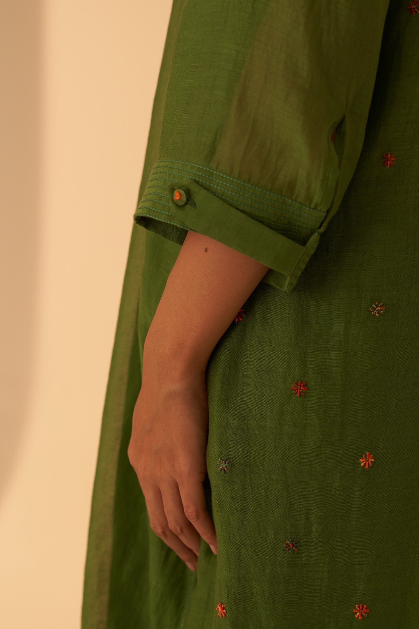 Green chanderi cross taanka emdroidered kurta paired with cotton slip, pant & chanderi dupatta