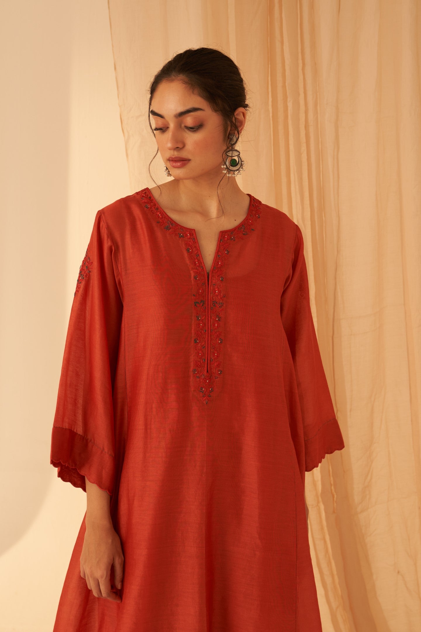 Rust chanderi resham floral buta embroidered kurta paired with pant & organza dupatta