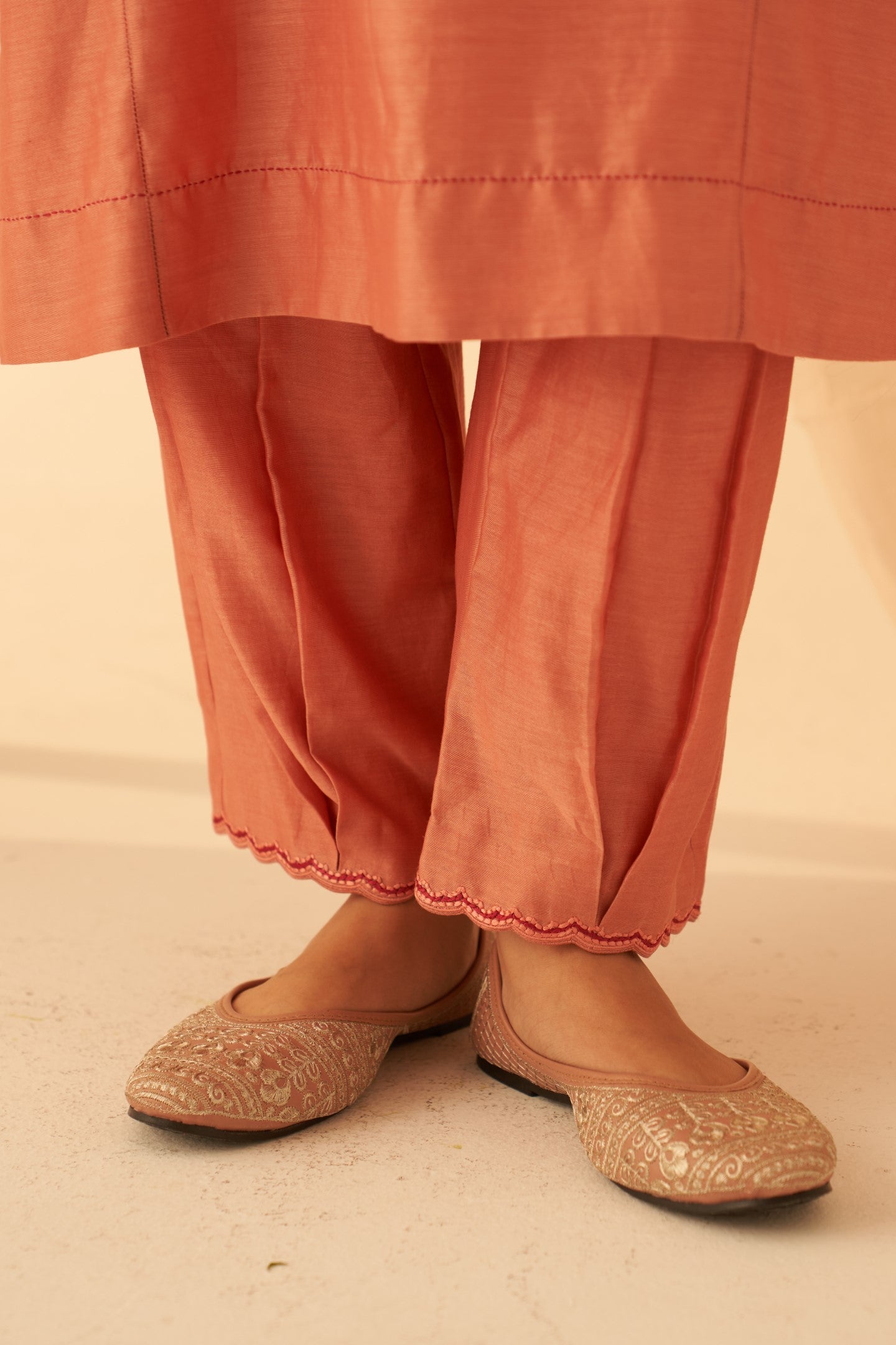 Peach Chanderi floral embroidered with katha work kurta paired with pant & organza dupatta