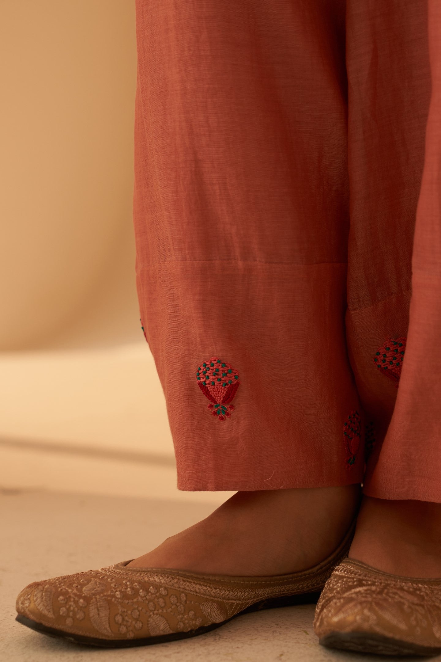 Peach Chanderi resham buti embroidered kurta paired with cotton slip & Salwar