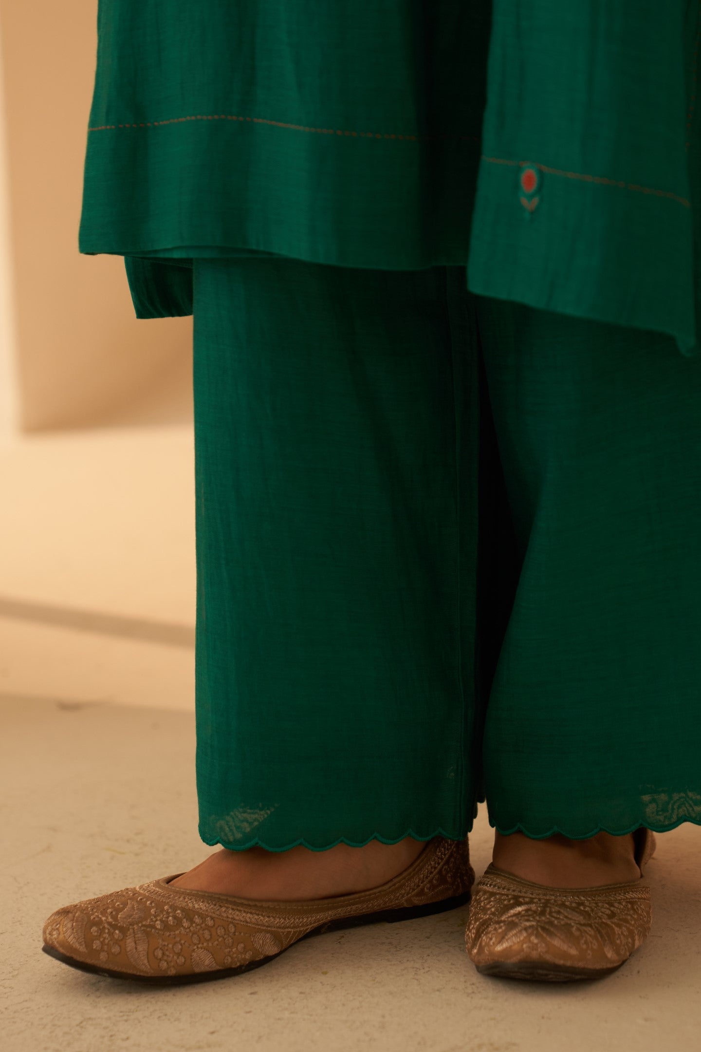 Rama green chanderi floral buti embroidered kurta paired with pant & organza dupatta